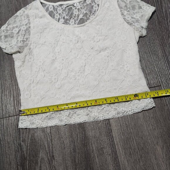 Coquette short-sleeved white lace crop top with a sheer back - Picture 12 of 13